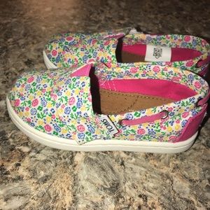 Tom's toddler girls size 7